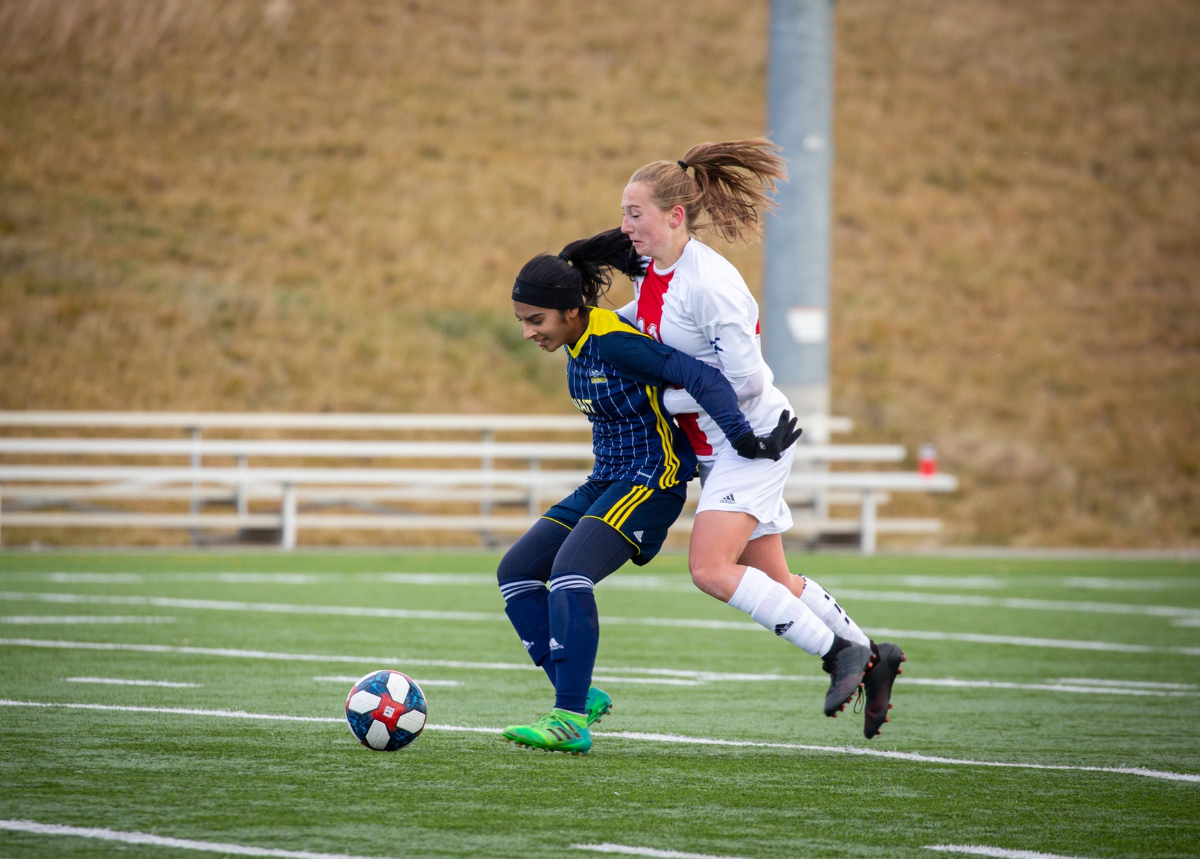 Ooks fly by Trojans en route to gold medal game