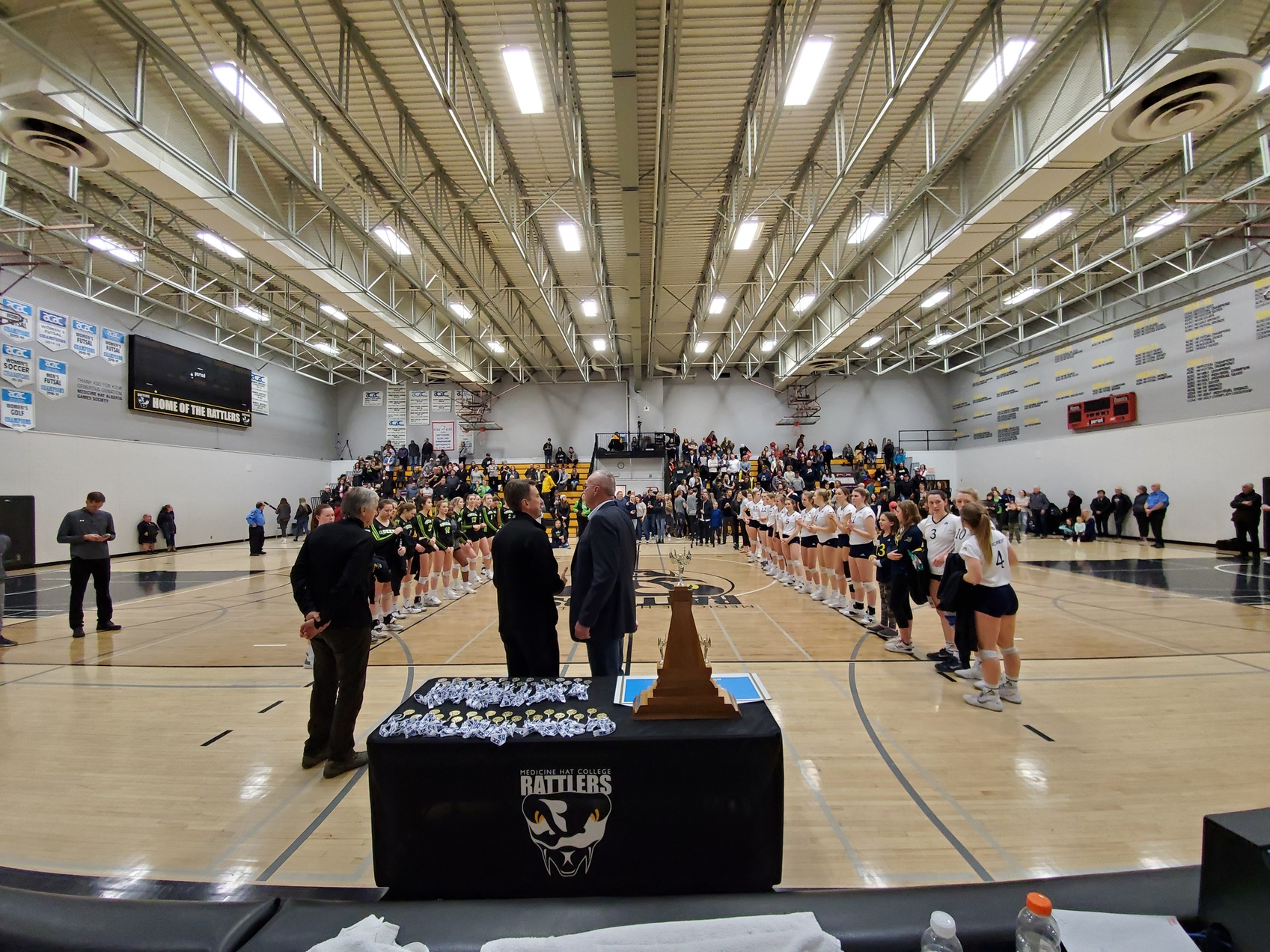 Clippers Defeat Queens in incredible 5 set match.